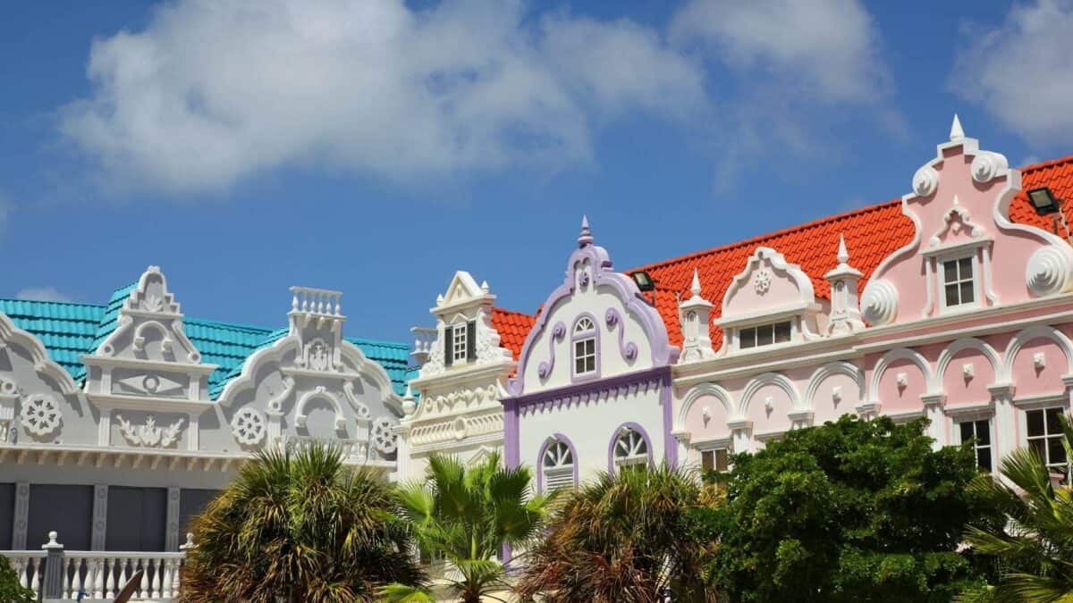 Die Skyline zeigt schöne bunte Häuser.