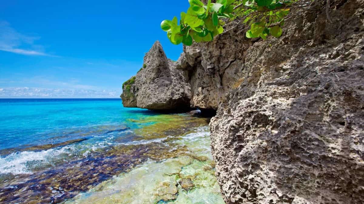 Beeindruckende Felsenlandschaft ist zu sehen, auch bei einer Tour mit Curaçao Dreams.
