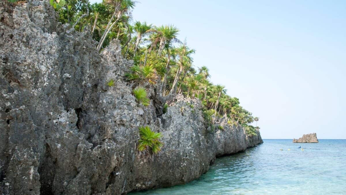 Steilküste in Roatan, wahres Schnorchelparadies.