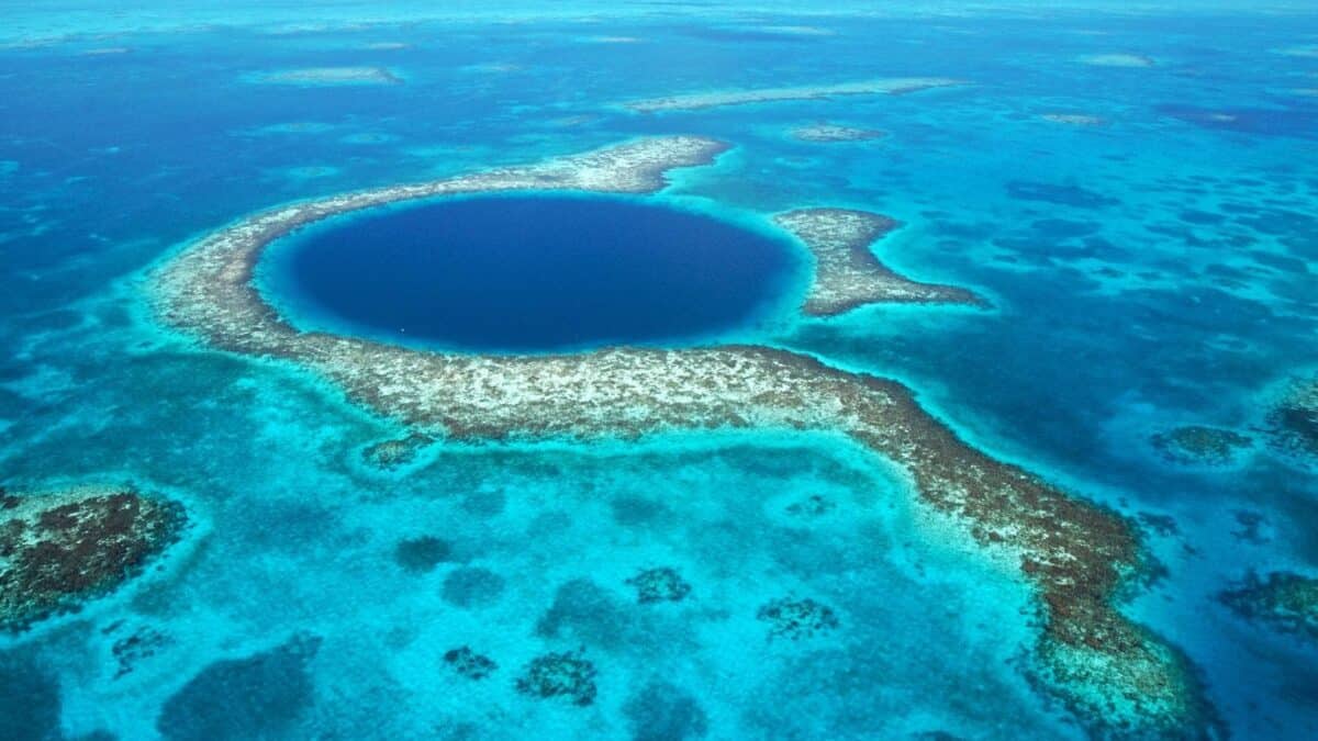 Explore Belize with Toledo Adventure Tours. Bild zeigt das berühmte Blue Hole