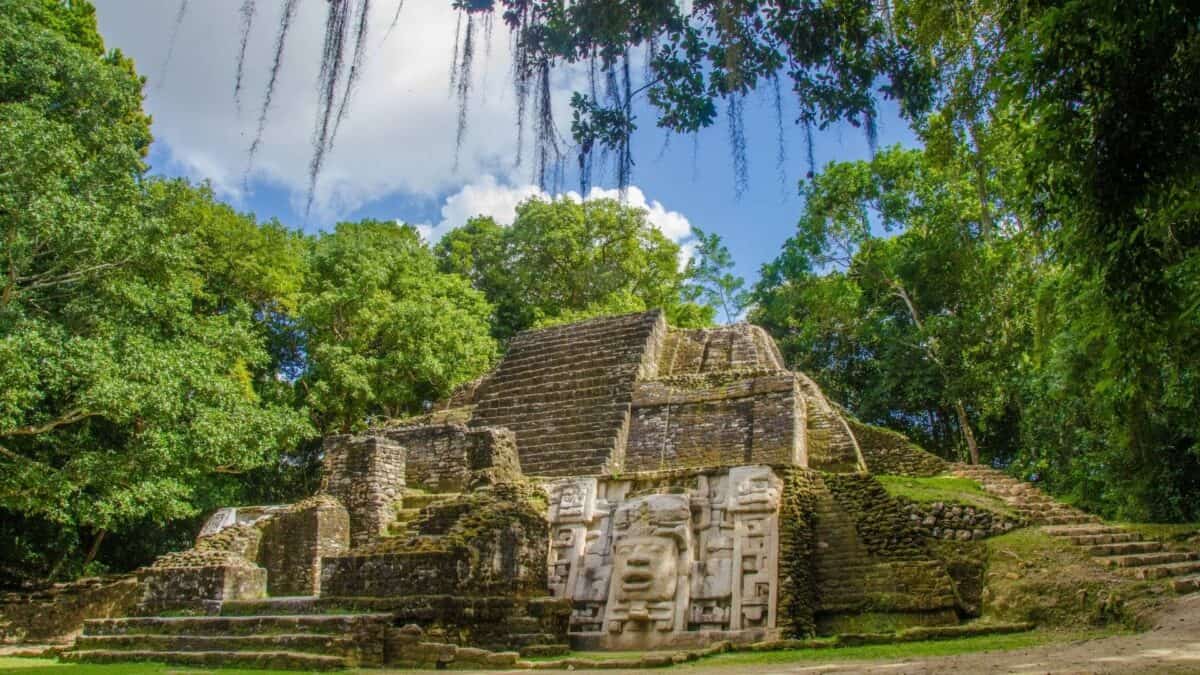 Auf Spurensuche der Maya mit Toledo Adventure Tours. Bild zeigt eine Maya-Ruine im Dschungel.