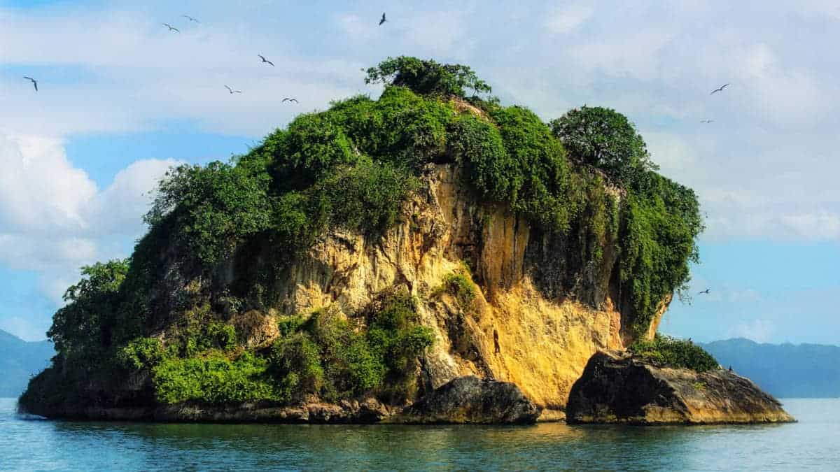 Felsbrocken direkt am Strand in der Karibik