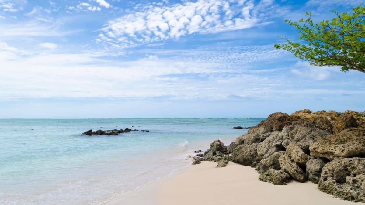 Herrliche Strandwelten beziehungsweise Badestrände sieht man mit Tobagotours