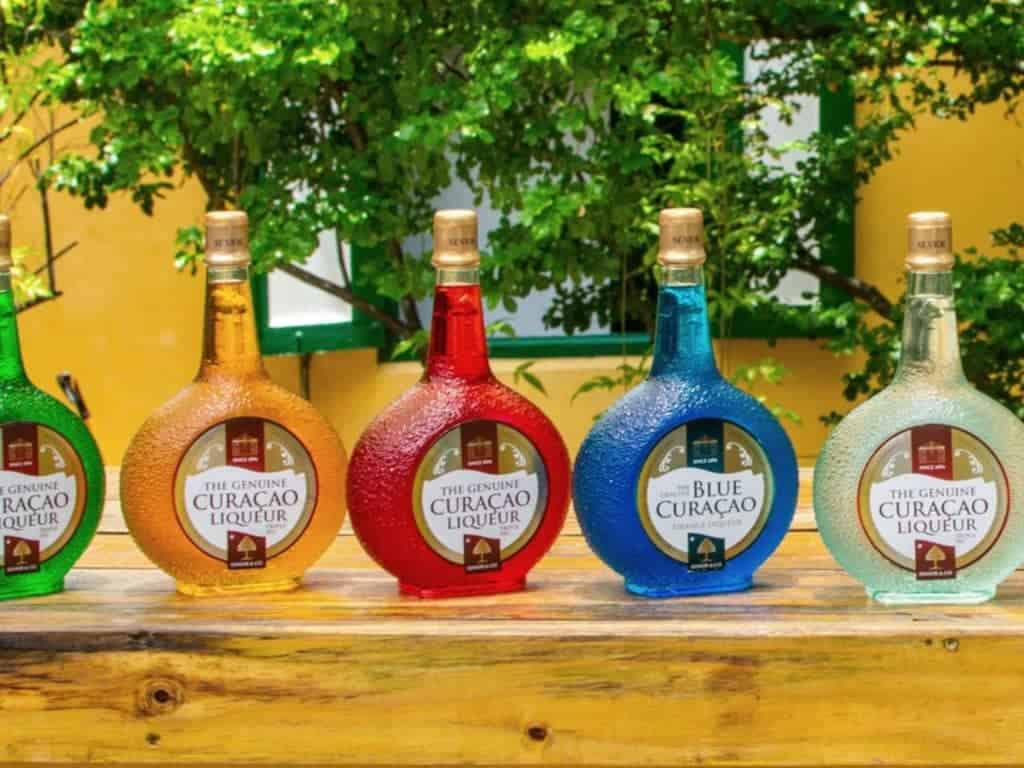 Wer kennt nicht den Blue Curacao Rum oder Likör.