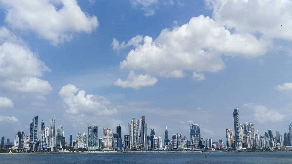 Genauso wie auf dem Bild. Skyline von Panama in der Karibik