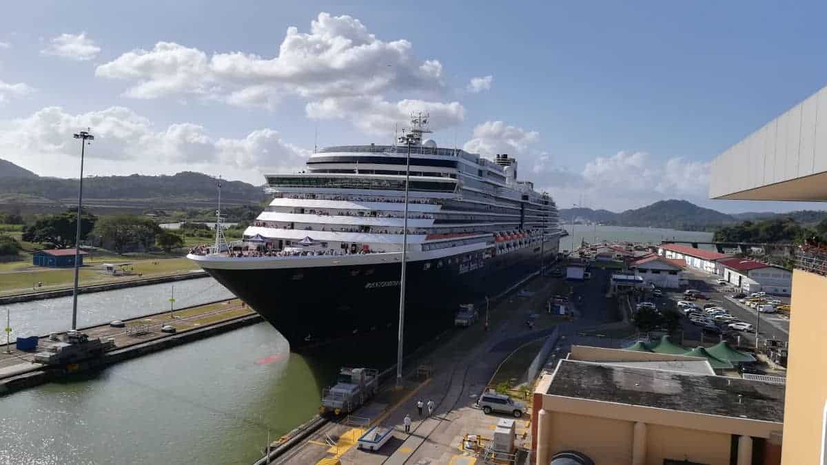 Kreuzfahrtschiff im Hafen. Bis Bald in Panama