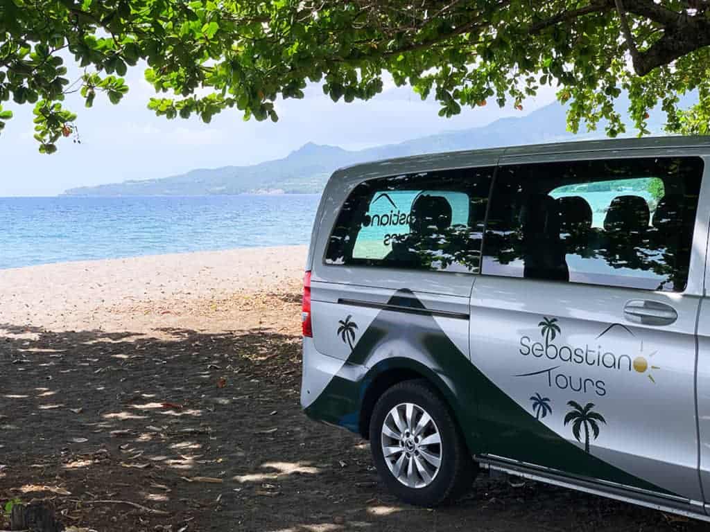 Am Strand geparkt und ab in Meer von Martinique