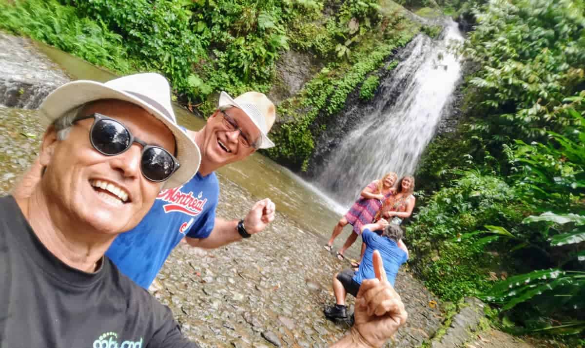 In freier Natur unter einem Wasserfall baden, Sebastiano macht es möglich.