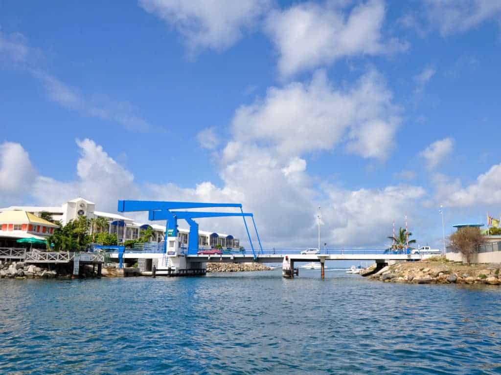 Eine Brücke von Sint Maarten