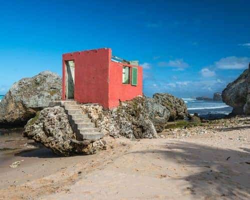 Ein Haus mitten im Felsen der Bathsheba Bay auf Barbados - Highlights der Karibik