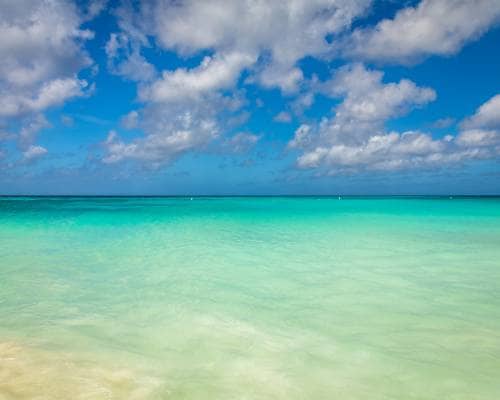 Türkisfarbenes Meer ein Highlight der Karibik und auf Aruba, der Eagle Beach