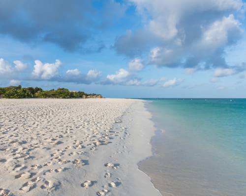 Der Eagle Beach auf Aruba ist 2 km lang und 200 Meter breit