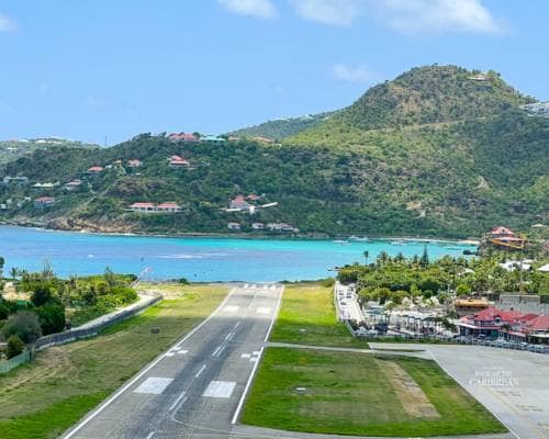 Die Landung ist extrem schwierig am St. Barth Airport und man braucht eine Extralizenz für diese Destination, erfahre mehr unter den den Highlights der Karibik.