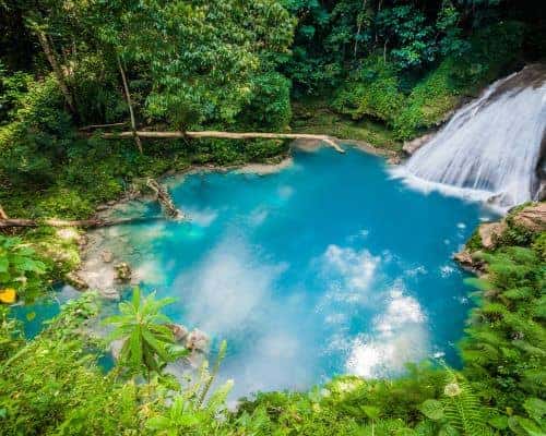 Entdecke die tollen Farben des Blue Hole in Jamaika