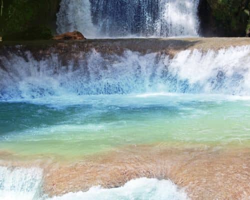 Paradiesische Farben der Wasserfälle