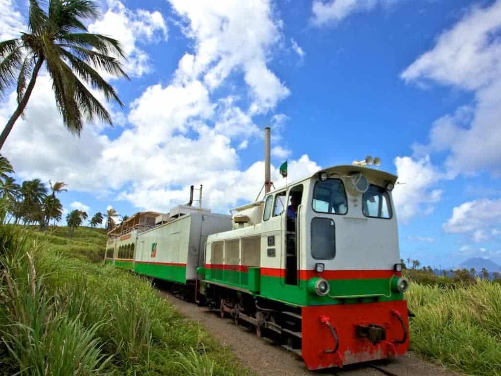 Mit der Bahn durchs Paradies und St. Kitts auf besondere Weise entdecken.