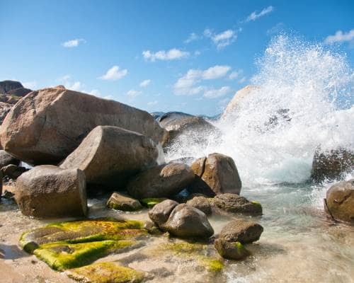 Beeindruckende Natur auf Virgin Gorda erlebt Ihr auf der Nachbarinsel von Tortola.
