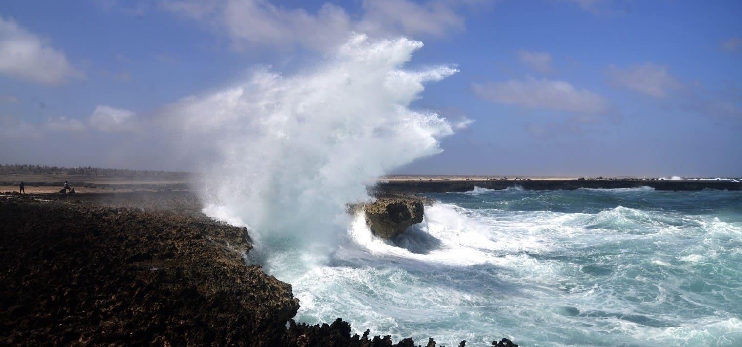 Wellen schlagen gegen die Felsen Bonaire
