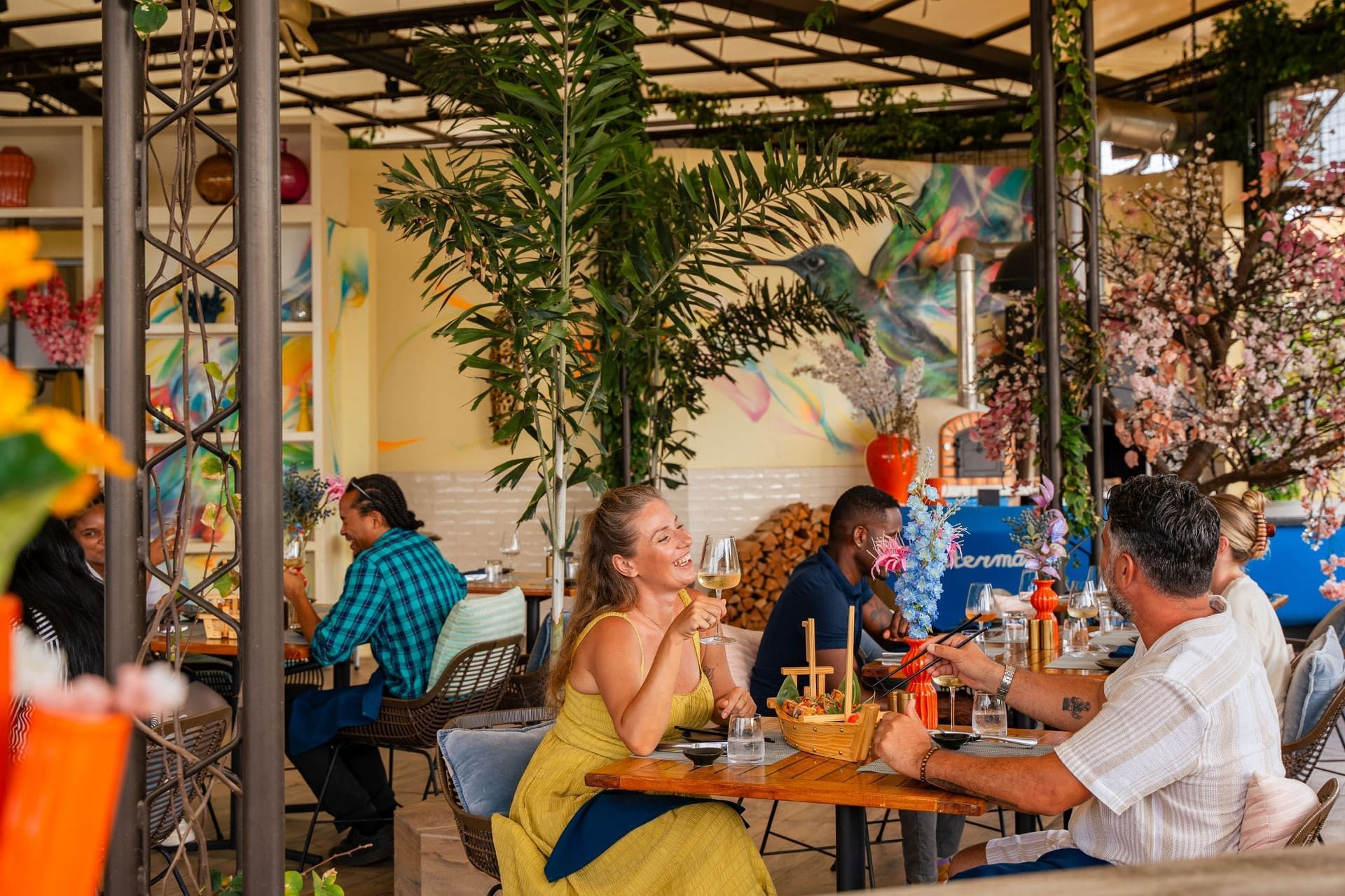 Golden Rock Resort Kulinarik Paar beim Essen im Restaurant