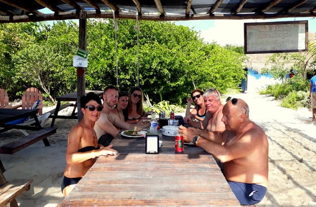 Cozumel - Gäste sitzen am Tisch