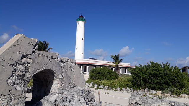 Alte Mauern und ein Leuchtturm